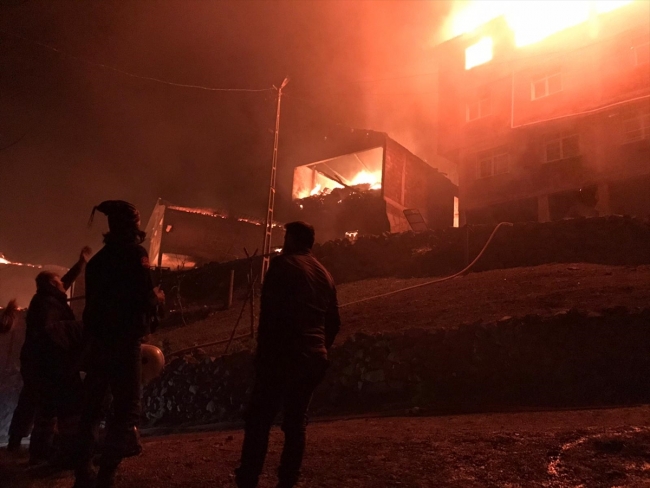 Trabzon Araklı'da 7 ev yandı