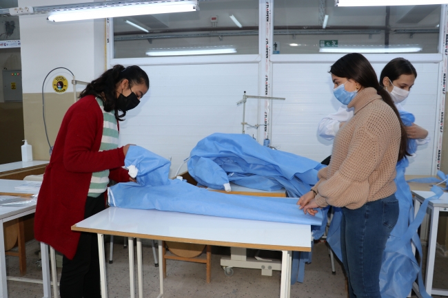 Diyarbakırlı öğrenciler İtalya'daki sağlıkçılara koruyucu kıyafet üretiyor
