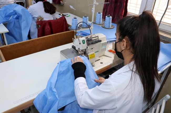 Diyarbakırlı öğrenciler İtalya'daki sağlıkçılara koruyucu kıyafet üretiyor