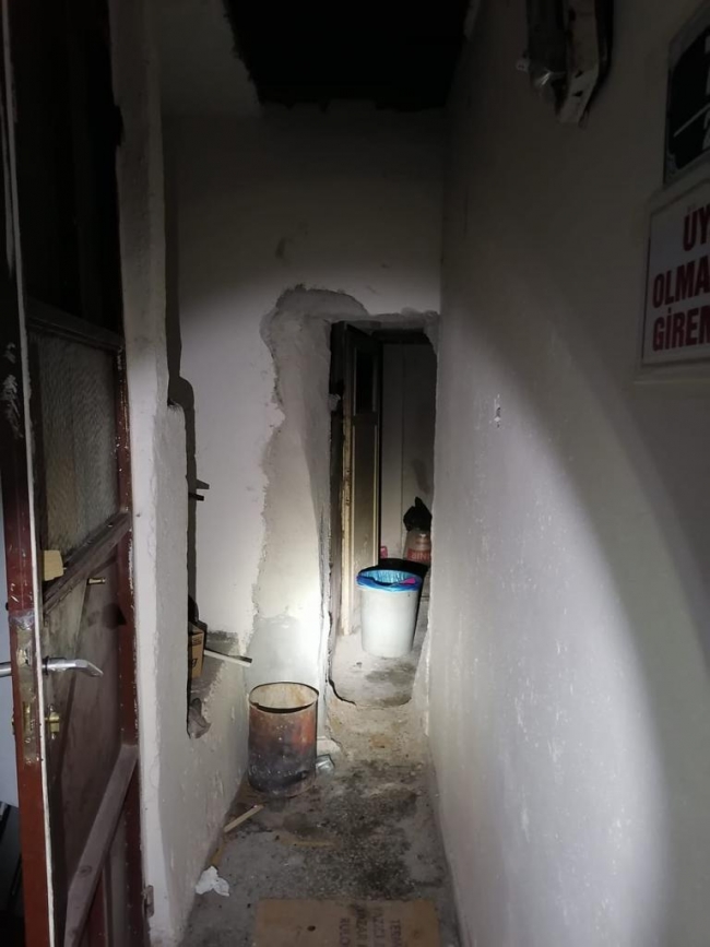 Kumar oynamak için duvarı yıkıp gizli giriş yaptılar