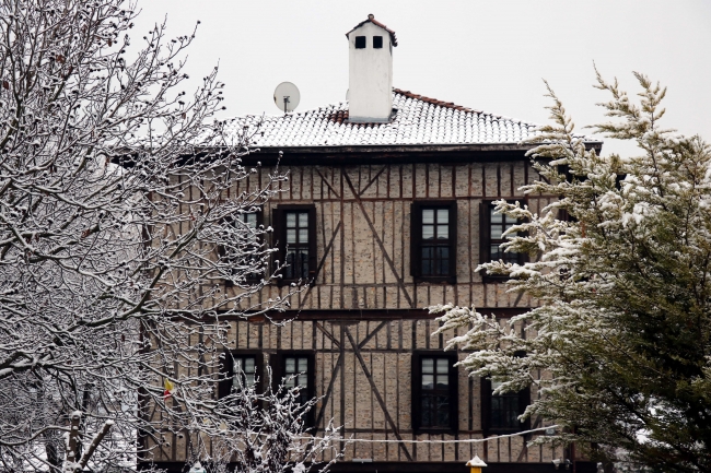 Safranbolu'nun tarihi evleri beyaz örtüyle kaplandı