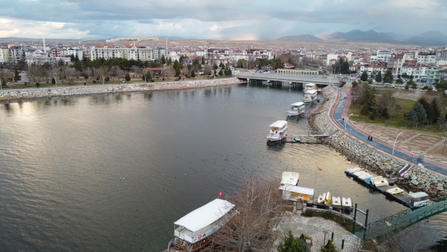 Kuraklığa dikkat çekmek için damacanalarla göle su boşalttı