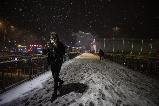 İstanbul'da kar yağışı etkisini sürdürüyor