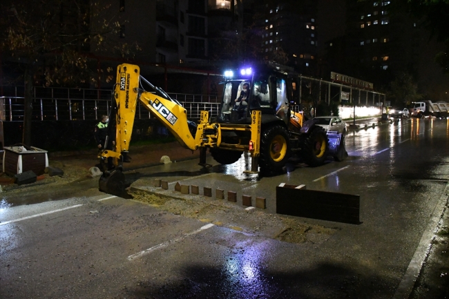 Adana'da sağanak nedeniyle cadde ve sokaklar su altında kaldı