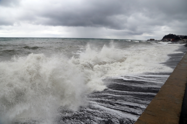 Karadeniz'de fırtına etkili oluyor