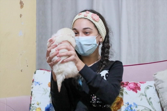 Çisem Gül Baydemir, mektubunda talep ettiği yavru köpeğe kavuşmanın sevincini yaşadı. 