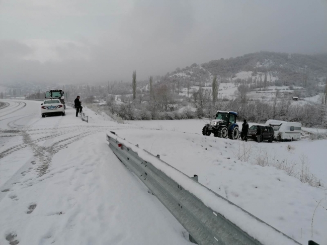 Kara saplanan çekme karavanı jandarma ekipleri kurtardı