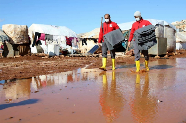 Türk Kızılay'dan İdlib'deki selzedelere yardım