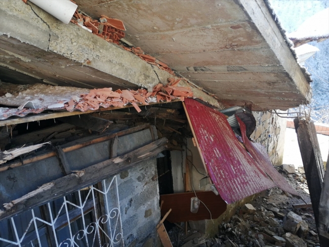 Trabzon'da heyelanda 2 ev zarar gördü