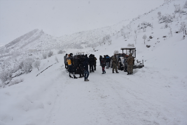 Kar nedeniyle yolda mahsur kalan 65 kişi kurtarıldı