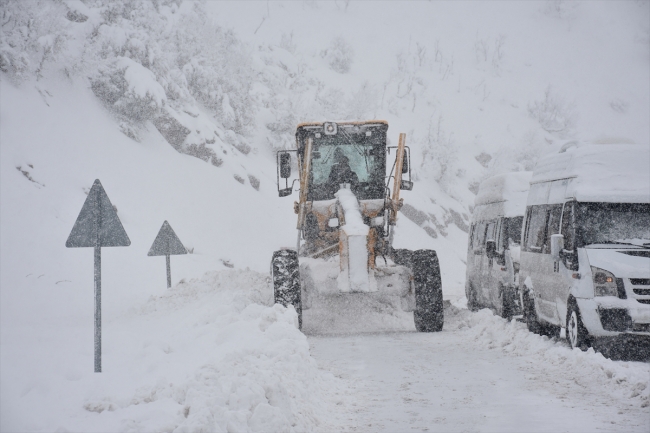Kar nedeniyle yolda mahsur kalan 65 kişi kurtarıldı