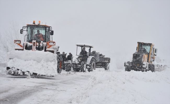 Kar nedeniyle yolda mahsur kalan 65 kişi kurtarıldı