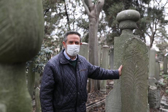 Hayatını mezar taşlarını anlatmak için değiştirdi