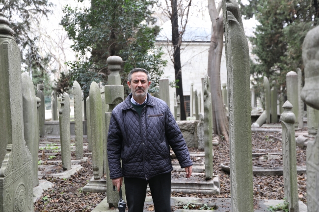 Hayatını mezar taşlarını anlatmak için değiştirdi