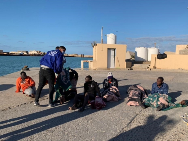 Libya açıklarında düzensiz göçmenleri taşıyan tekne battı: 43 ölü