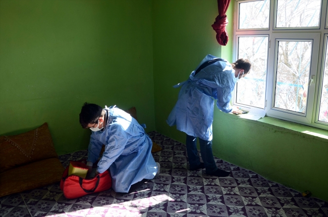 85 yaş üstündeki vatandaşları aşılamak için karlı yolları aşıyorlar