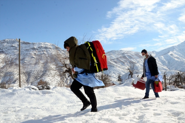 85 yaş üstündeki vatandaşları aşılamak için karlı yolları aşıyorlar