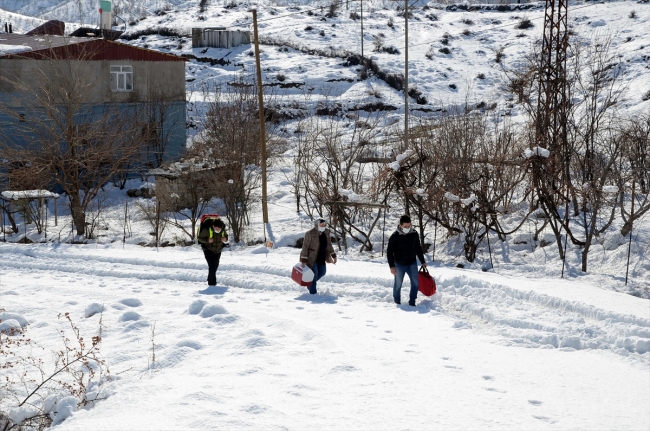 85 yaş üstündeki vatandaşları aşılamak için karlı yolları aşıyorlar