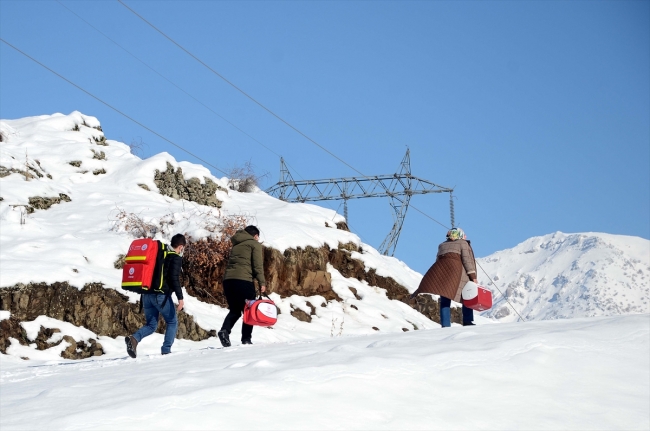 85 yaş üstündeki vatandaşları aşılamak için karlı yolları aşıyorlar