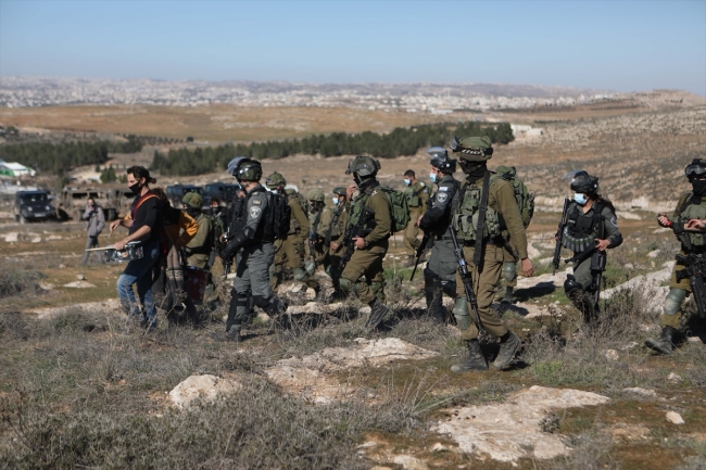 İsrailli Yahudi yerleşimciler, Filistinli göstericilere saldırdı