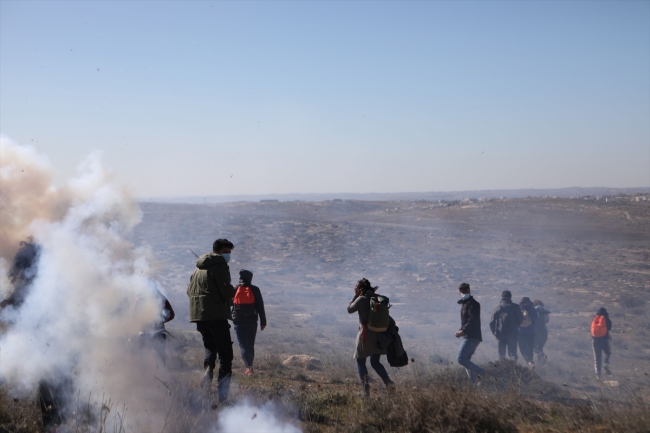İsrailli Yahudi yerleşimciler, Filistinli göstericilere saldırdı