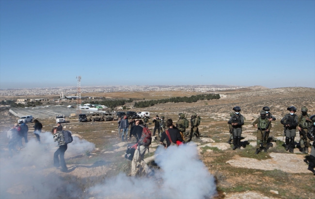 İsrailli Yahudi yerleşimciler, Filistinli göstericilere saldırdı