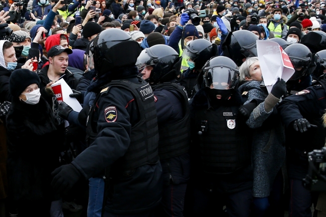 Rusya'da binlerce kişi, Navalnıy'ın tutuklanmasını protesto etti