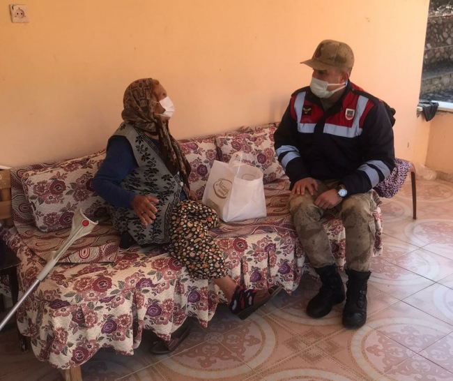 Jandarmadan yaşlılara doğum günü sürprizi