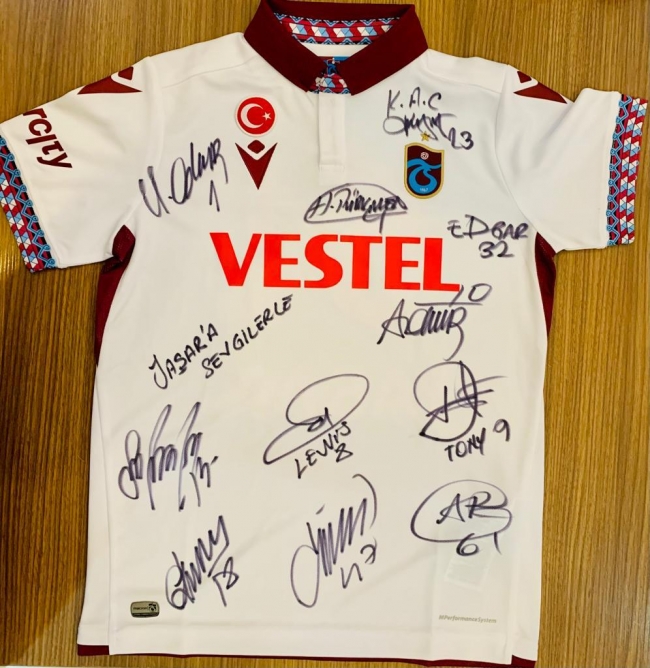 Yetim çocuk Trabzonspor forması hayaline kavuştu