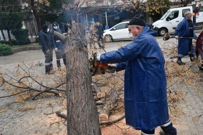 Manisa’daki sağanak ve fırtına hayatı olumsuz etkiledi
