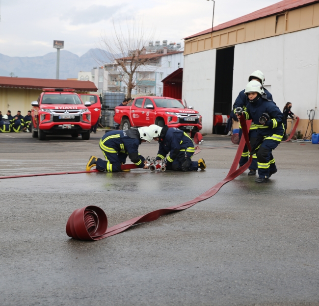 Kadın itfaiyeciler performanslarıyla göz dolduruyor