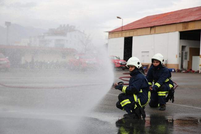 Kadın itfaiyeciler performanslarıyla göz dolduruyor