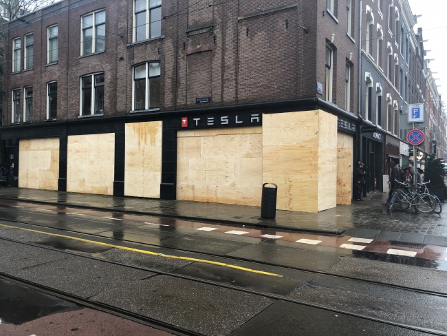 Amsterdam'da yağmalama önlemi: Vitrinler beton bloklarla kapatıldı
