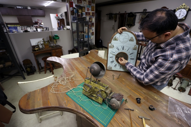 Belçika yapımı asırlık duvar saatini Türk usta restore edecek