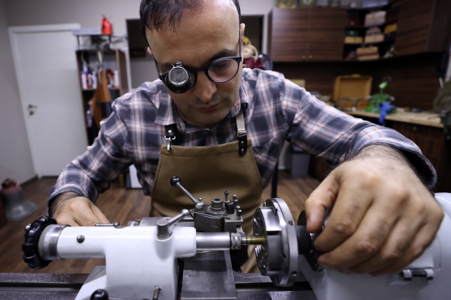 Belçika yapımı asırlık duvar saatini Türk usta restore edecek