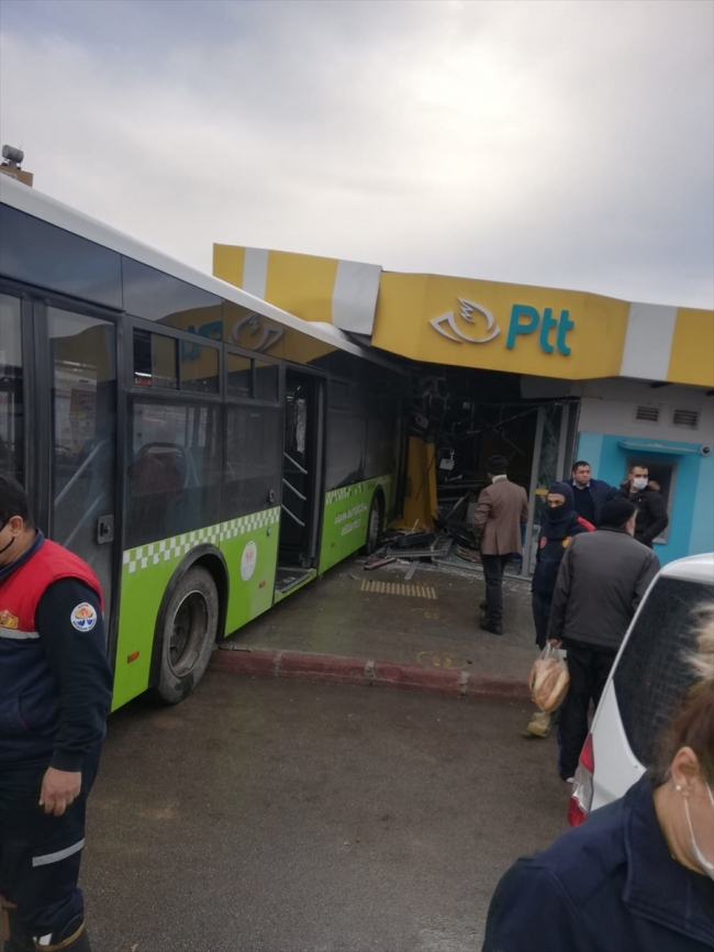 Adana'da belediye otobüsünün PTT binasına çarpma anı kamerada