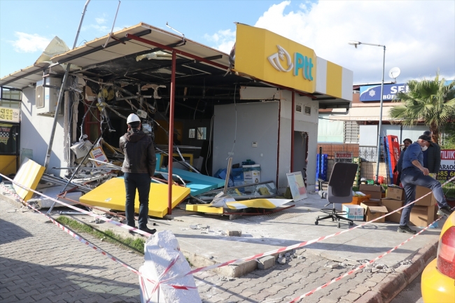 Adana'da belediye otobüsünün PTT binasına çarpma anı kamerada