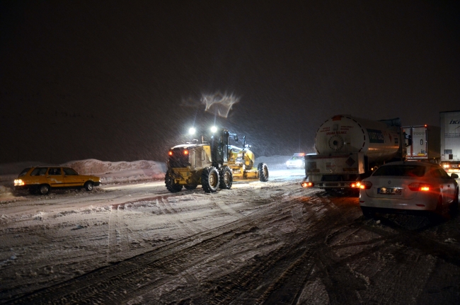 Bitlis'te kar yağışı ulaşımı olumsuz etkiliyor