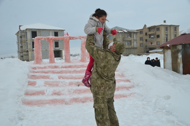 Bakan Akar’ın davetiyle minik Hira Anıtkabir’i görecek