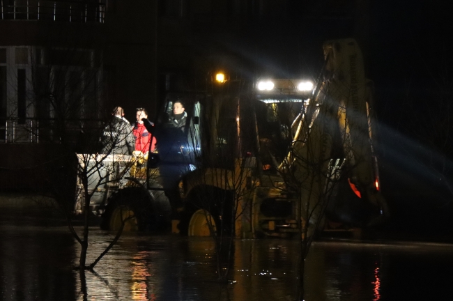 Selde mahsur kalanlar iş makineleriyle tahliye edildi