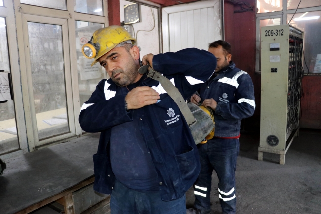 Kömür için yerin 300 metre aşağısında ter döküyorlar