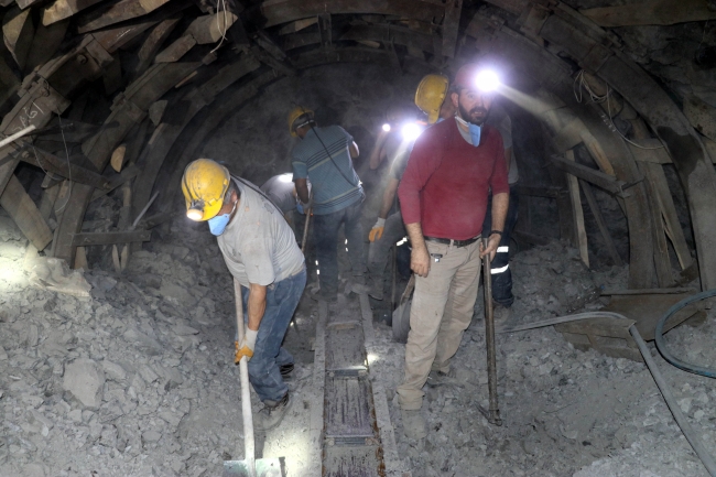 Kömür için yerin 300 metre aşağısında ter döküyorlar