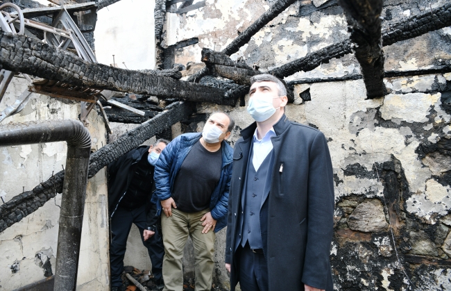 Çanakkale'de yıldırım isabet eden ev küle döndü