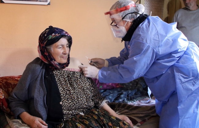 Mobil aşı ekipleri ile köylerdeki yaşlılara ulaşılıyor
