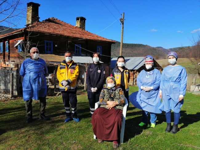 Mobil aşı ekipleri ile köylerdeki yaşlılara ulaşılıyor