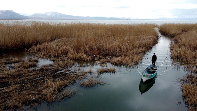 Tatlı su balıkçılarının zorlu kış mesaisi