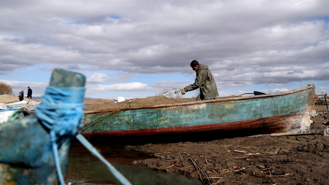 Tatlı su balıkçılarının zorlu kış mesaisi
