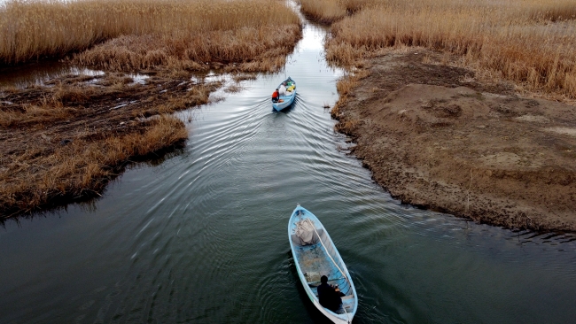 Tatlı su balıkçılarının zorlu kış mesaisi