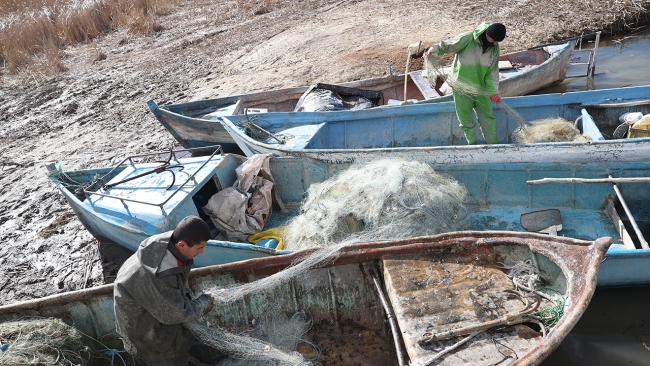 Tatlı su balıkçılarının zorlu kış mesaisi
