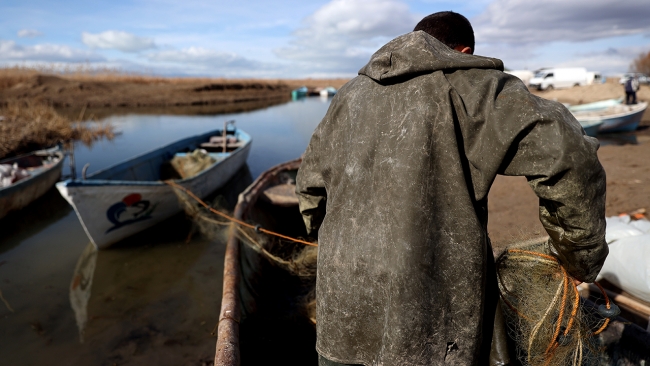 Tatlı su balıkçılarının zorlu kış mesaisi